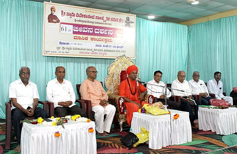   ಗದಗ ವಿವೇಕಾನಂದ ನಗರದ ಕಾಶೀ ವಿಶ್ವನಾಥ ದೇವಸ್ಥಾನದ ಸ್ವಾಮಿ ವಿವೇಕಾನಂದ ಸಾಂಸತಿಕ ಭವನದಲ್ಲಿ ಬುಧವಾರ ಏರ್ಪಡಿಸಿದ್ದ ಜೀವನ ದರ್ಶನ 61ನೇ ಮಾಲಿಕೆ ಕಾರ್ಯಕ್ರಮದಲ್ಲಿ ರಾಮಲಿಂಗೇಶ್ವರ ದಾಸೋಹಮಠದ ಬಸವರಾಜ ಶ್ರೀಗಳು ಮಾತನಾಡಿದರು. ಕೆ. ಐ. ಕುರಗೋಡ, ಎಂ.ಎಂ.ಮಂಗಳೂರ, ವೀರೇಶ ಬಡಿಗೇರ, ಜಿ.ಎಸ್​.ಸಜ್ಜನರ, ಸಿದ್ದರಾಮ ಪಟ್ಟೇದ, ವಿ. ಬಿ. ಬಣಗಾರ, ಕೆ. ಪಿ. ಗುಳಗೌಡ್ರ, ಬಿ. ಎಚ್​. ಗರಡಿಮನಿ ಇತರರು ಇದ್ದರು.