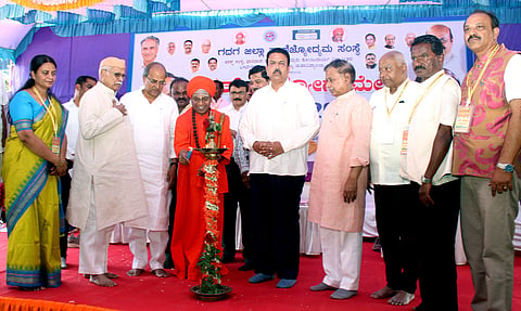   ಗದಗ ನಗರದ ಬಸವೇಶ್ವರ ಮಹಾವಿದ್ಯಾಲಯದಲ್ಲಿ ಏರ್ಪಡಿಸಿದ್ದ ಉದ್ಯೋಗ ಮೇಳವನ್ನು ತೋಂಟದ ಸಿದ್ದರಾಮ ಶ್ರೀಗಳು ಉದ್ಘಾಟಿಸಿದರು. ಸಿ.ಸಿ. ಪಾಟೀಲ, ಎಸ್​.ವಿ. ಸಂಕನೂರು, ಡಿ.ಆರ್​. ಪಾಟೀಲ, ಮಹಾಂತೇಶ ಕವಟಗಿಮಠ ಇತರರು ಇದ್ದರು.