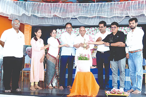 ೂಡಗೇರಿ ಗ್ರಾಮದ ಶಿವಾನಂದ ಮಠದಲ್ಲಿ ಹಮ್ಮಿಕೊಂಡಿದ್ದ ಆರೋಗ್ಯ ತಪಾಸಣೆ ಹಾಗೂ ಔಷಧ ವಿತರಣೆ ಉಚಿತ ಶಿಬಿರವನ್ನು ಗಣ್ಯರು ಉದ್ಘಾಟಿಸಿದರು. ಜಯಾನಂದ ಮುನವಳ್ಳಿ, ಮಲ್ಲಯ್ಯ ಸ್ವಾಮೀಜಿ, ಡಾ.ಧರೆಪ್ಪ ಚೌಗಲಾ, ಡಾ.ಶುಭಂ ಹುಕ್ಕೇರಿ ಇತರರಿದ್ದರು.
