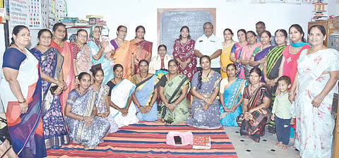 ಗುಳೇದಗುಡ್ಡದ ಅಂಗನವಾಡಿ ಕಾರ್ಯಕರ್ತೆ ಪಾರ್ವತಿ ಶೆಟ್ಟರ ಅವರನ್ನು ಸನ್ಮಾನಿಸಲಾಯಿತು. ಮುಖಂಡ ಹೊಳಬಸು ಶೆಟ್ಟರ, ಅಂಗನವಾಡಿ ಮೇಲ್ವಿಚಾರಕಿ ಬಿ.ಎಸ್. ಬರಹಾನಪುರ, ದ್ರಾಕ್ಷಾಯಣಿ ಯಂಡಿಗೇರಿ, ರತ್ನಮಾಲ ಬಿಂಜವಾಡಗಿ, ಸೌಮ್ಯ ನಂದಿಕೋಲಮಠ, ಗಿರಿಜಾ ಕಿರಸೂರಮಠ, ವಾಣಿಶ್ರೀ ಶೆಟ್ಟರ ಇದ್ದರು.