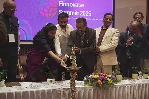 ಹುಬ್ಬಳ್ಳಿ ಐಬಿಎಂಆರ್ ಕಾಲೇಜಿನಲ್ಲಿ ಶನಿವಾರ ಹಮ್ಮಿಕೊಂಡಿದ್ದ ವಿಕಸಿತ ಭಾರತ, ಆರ್ಥಿಕ ಅಭಿವೃದ್ಧಿ ಭಾರತ ಕಾರ್ಯಕ್ರಮವನ್ನು ಸಚಿವ ಸಂತೋಷ ಲಾಡ್ ಉದ್ಘಾಟಿಸಿದರು. ವಿನಯಚಂದ್ರ ಮಹೇಂದ್ರಕರ, ಸುಮಾ ಮಹೇಂದ್ರಕರ, ಡಾ. ಜೆ.ಎಸ್. ಭಟ್, ಈಗ್ನೇಶ ಸಕ್ರಿ, ಡಾ. ಎಚ್.ವಿ. ಬೆಳಗಲಿ, ಇತರರಿದ್ದರು. 