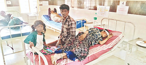 ಎಚ್.ಡಿ.ಕೋಟೆ ಸಾರ್ವಜನಿಕ ಆಸ್ಪತ್ರೆಯಲ್ಲಿ ಚಿಕಿತ್ಸೆ ಪಡೆಯುತ್ತಿರುವ ಗಾಯಾಳುಗಳು.
