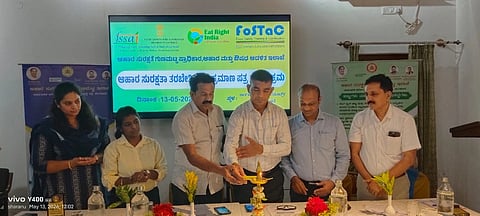ಎಚ್.ಡಿ.ಕೋಟೆ ತಾಲೂಕಿನ ಕಾರಪುರ ಗ್ರಾಮದಲ್ಲಿ ರೆಸಾರ್ಟ್‌ಗಳ ಅಡುಗೆ ತಯಾರಕರಿಗೆ ಮತ್ತು ಸಿಬ್ಬಂದಿಗೆ ಆಯೋಜಿಸಿದ್ದ ಆಹಾರ ಸುರಕ್ಷತಾ ತರಬೇತಿ ಮತ್ತು ಪ್ರಮಾಣ ಪತ್ರ ವಿತರಣಾ ಕಾರ್ಯಕ್ರಮವನ್ನು ಗಣ್ಯರು ಉದ್ಘಾಟಿಸಿದರು. ತಹಸೀಲ್ದಾರ್ ಶ್ರೀನಿವಾಸ್, ಆರೋಗ್ಯಾಧಿಕಾರಿ ಡಾ.ಟಿ.ರವಿಕುಮಾರ್, ಜಂಗಲ್ ಲಾಡ್ಜ್ ರೆಸಾರ್ಟ್ ಮ್ಯಾನೇಜರ್ ಕಾರ್ತಿಕ್, ವಿಶ್ವನಾಥ್ ಆರಾಧ್ಯ, ದೀಪಾ, ರಾಘವೇಂದ್ರ ಶೆಟ್ಟಿ, ರಶ್ಮಿ, ಶರಣ್ಣಪ್ಪ, ರವಿರಾಜ್, ಪ್ರತಾಪ್ ಇದ್ದರು.