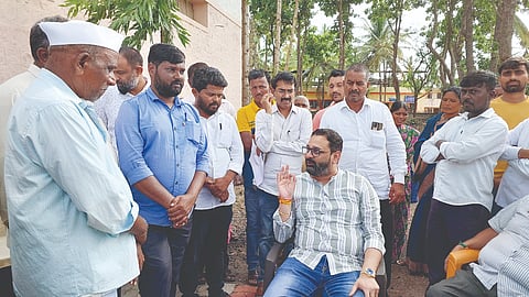 ಗುಡಸ ಗಾಯರಾಣಾ ಜಮೀನಿನ ಸಮಸ್ಯೆ ಕುರಿತು ಶಾಸಕ ನಿಖಿಲ ಕತ್ತಿ ಚರ್ಚಿಸಿದರು. ಸತ್ಯಪ್ಪ ನಾಯಿಕ, ಗುರು ಕುಲಕರ್ಣಿ, ರಾಯಪ್ಪ ಡೂಗ ಇತರರಿದ್ದರು.