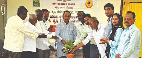 ಹೊಸೂರು ಗ್ರಾಮದಲ್ಲಿ ಹಮ್ಮಿಕೊಂಡಿದ್ದ ಕೃಷಿ ತರಬೇತಿ ಕಾರ್ಯಾಗಾರ ಉದ್ಘಾಟನೆ ಕಾರ್ಯಕ್ರಮದಲ್ಲಿ ಶಶಿಕಾಂತ ನಾಯಿಕ, ಎಂ.ಎಸ್. ಪಟಗುಂದಿ, ಬಿ.ಎಸ್.ರಾಮಗಾನಟ್ಟಿ, ಖಾಜಾ ರೂಬಿನಾ ಇತರರಿದ್ದರು.