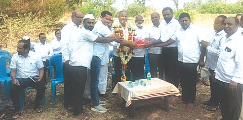 ನೇರಲಿ ಗ್ರಾಮಸ್ಥರು ಮಾಜಿ ಸಂಸದ ರಮೇಶ ಕತ್ತಿ ಅವರನ್ನು ಸನ್ಮಾನಿಸಿದರು. ಮಹಾವೀರ ನಿಲಜಗಿ, ನಿಲೇಶ ಜಾಧವ, ಈಶ್ವರ ಖೋತ ಇತರರಿದ್ದರು.