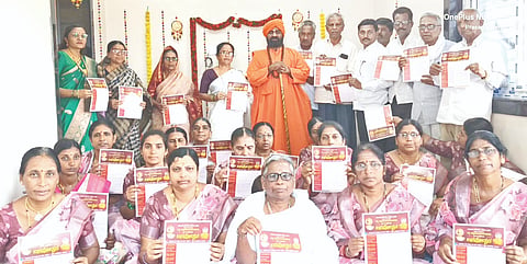 ಬೀದರ್​ನಲ್ಲಿ ಮೇ 23, 24ರಂದು ನಡೆಯಲಿರುವ ಅಕ್ಕ ಅನ್ನಪೂರ್ಣ ತಾಯಿ ದ್ವೀತಿಯ ಸ್ಮರಣೋತ್ಸವದ ಕರಪತ್ರವನ್ನು ಹುಲಸೂರು ತಾಲೂಕಿನ ತೊಗಲೂರದಲ್ಲಿ ಮಂಗಳವಾರ ವಿತರಿಸಲಾಯಿತು. ಶ್ರೀ ಪ್ರಭುಕುಮಾರ ಸ್ವಾಮೀಜಿ, ಗೋದಾವರಿ ತಾಯಿ, ಶಂಭುಲಿಂಗ ಕಾಮಣ್ಣ, ಡಿ.ಸಿ.ಪಾಟೀಲ್​, ವೆಂಕಟೇಶ ರಾಜೋಳೆ, ವಿಜಯಲಕ್ಷಿ$್ಮ ರಾಜೋಳೆ ಇತರರಿದ್ದರು.