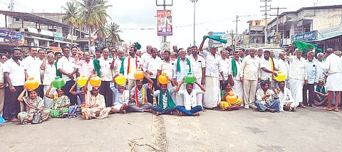 ಕೆ.ಎಂ.ದೊಡ್ಡಿಯಲ್ಲಿ ಪ್ರಗತಿಪರ ಸಂಘಟನೆಗಳು ಖಾಲಿ ಬಿಂದಿಗೆ ಹಿಡಿದು ಹೆದ್ದಾರಿಯಲ್ಲಿ ವಾಹನಗಳ ಸಂಚಾರ ತಡೆದು ಪ್ರತಿಭಟಿಸಿದರು.