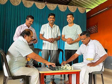 ಚೆಸ್ ತರಬೇತಿಗೆ ಕೃಷ್ಣ ಶ್ಯಾನುಭಾಗ್ ಹಾಗೂ ಸದಾಶಿವ ಭಟ್ ಹರಿನಿಲಯ ಚಾಲನೆ ನೀಡಿದರು. ಶ್ರೀಕಾಂತ್ ಭಟ್ ಬಜಕೂಡ್ಲು, ಬಜಕೂಡ್ಲು ಶ್ರೀ ಮಹಾಲಿಂಗೇಶ್ವರ ದೇವಸ್ಥಾನದ ಆಡಳಿತ ಮೊಕ್ತೇಸರ ಕೃಷ್ಣ ಶ್ಯಾನುಭಾಗ್ ಮತ್ತಿತರರಿದ್ದರು. 