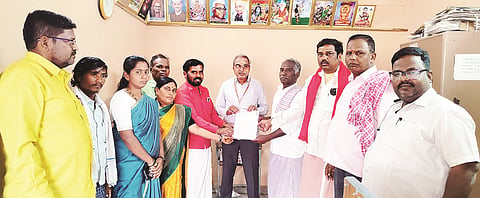 ಕನಿಷ್ಠ ವೇತನ ಪರಿಷ್ಕರಣೆಯ ಅಂತಿಮ ಅಧಿಸೂಚನೆ ಹೊರಡಿಸಲು ಹಾಗೂ ತುಟ್ಟಿ ಭತ್ಯೆ ಹೆಚ್ಚಿಸಲು ಆಗ್ರಹಿಸಿ ಕೂಡ್ಲಿಗಿಯಲ್ಲಿ ಕಾರ್ಮಿಕ ನಿರೀಕ್ಷಕ ಗಂಗಾಧರಗೆ ಎಐಟಿಯುಸಿ ಪದಾಧಿಕಾರಿಗಳು ಮನವಿ ಸಲ್ಲಿಸಿದರು. ಸಿಪಿಐ ತಾಲೂಕು ಕಾರ್ಯದರ್ಶಿ ಕರಿಯಪ್ಪ, ಕಟ್ಟಡ ಕಾರ್ಮಿಕರ ಸಂಘದ ತಾಲೂಕಾಧ್ಯಕ್ಷ ಯು.ಪೆನ್ನಪ್ಪ, ಎಐಟಿಯುಸಿ ಮುಖಂಡ ವೈ.ಮಲ್ಲಿಕಾರ್ಜುನ, ಸಂಚಾಲಕ ಡಿ.ಅನಂತೇಶ್, ಓಬಳೇಶ್, ಮಹೇಶ, ನಾಗರಾಜ, ಮಹಿಳಾ ಒಕ್ಕೂಟದ ತಾಲೂಕು ಅಧ್ಯಕ್ಷೆ ಮಮತಾ, ದುರ್ಗಾವತಿ ಇದ್ದರು.