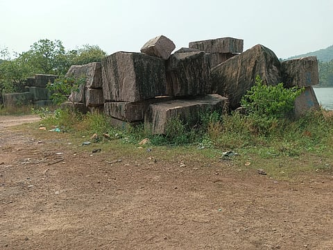 ಕಾರವಾರ ಬಂದರಿನಲ್ಲಿ ಬಿದ್ದಿರುವ ಗ್ರಾನೈಟ್‌ 