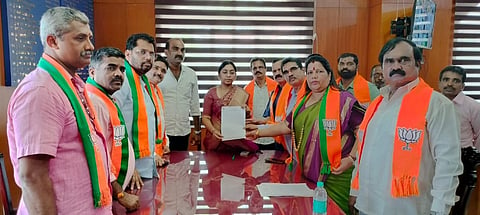 ಬಿಜೆಪಿ ಪ್ರಮುಖರು ಜಿಲ್ಲಾಧಿಕಾರಿ ಅವರಿಗೆ ಮನವಿ ಸಲ್ಲಿಸಿದರು. 