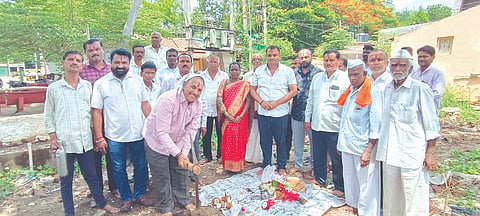 ಜುಗೂಳ ಗ್ರಾಮದಲ್ಲಿ ಆಯುಷ್ಮಾನ ಆರೋಗ್ಯ ಕೇಂದ್ರ ಕಟ್ಟಡ ನಿರ್ಮಾಣಕ್ಕೆ ಕಾಕಾಸಾಹೇಬ ಪಾಟೀಲ ಭೂಮಿಪೂಜೆ ನೆರವೇರಿಸಿದರು. ಉಮೇಶ ಪಾಟೀಲ, ಅನಿಲ ಕರೋಲೆ, ಅಕ್ಷಯ ಪಾಟೀಲ ಇತರರಿದ್ದರು.