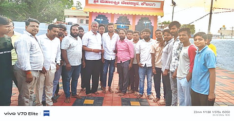 ಪದವಿ ಕಾಲೇಜು ಆರಂಭ ಸೇರಿದಂತೆ ವಿವಿಧ ಬೇಡಿಕೆ ಈಡೇರಿಸುವಂತೆ ಆಗ್ರಹಿಸಿ ಕೌಜಲಗಿ ಗ್ರಾಮದಲ್ಲಿ ಶಾಸಕ ಬಾಲಚಂದ್ರ ಜಾರಕಿಹೊಳಿ ಅವರಿಗೆ ಸಾರ್ವಜನಿಕರು ಮನವಿ ಸಲ್ಲಿಸಿದರು. ರಮೇಶ ಪರುಶೆಟ್ಟಿ, ಈಶ್ವರ ಸತ್ತಿಗೇರಿಮಠ, ಚೇತನ ಕತ್ತಿ, ರಂಜಾನ್​ ನಗಾರ್ಚಿ, ಶಿವಾನಂದ ತುಪ್ಪದ, ಗಂಗಾಧರ ಭೋವಿ, ಈರಪ್ಪ ಶಿವಾಪುರ ಇತರರಿದ್ದರು.