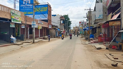 ಮದ್ದೂರು ಬಂದ್ ಹಿನ್ನೆಲೆಯಲ್ಲಿ ಅಂಗಡಿ ಮುಂಗಟ್ಟುಗಳು ಬಂದ್ ಆಗಿರುವುದು.