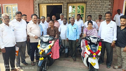 ಮದ್ದೂರಿನ ಶಿವಪುರದಲ್ಲಿ ಗುರುವಾರ 2025-26ನೇ ಸಾಲಿನ ತಾಲೂಕು ಪಂಚಾಯಿತಿ ರಾಜ್ಯ ಹಣಕಾಸು ಯೋಜನೆಯಡಿಯಲ್ಲಿ ಶೇ.5 ರ ಅನುದಾನದಲ್ಲಿ ಕೊಪ್ಪ ಹೋಬಳಿಯ ಇಬ್ಬರು ಅಂಗವಿಕಲರಿಗೆ ವಿದ್ಯುತ್ ಚಾಲಿತ ದ್ವಿಚಕ್ರ ವಾಹನಗಳನ್ನು ಕೃಷಿ ಸಚಿವ ಎನ್.ಚಲುವರಾಯಸ್ವಾಮಿ ವಿತರಿಸಿದರು. ಕೆ.ಎನ್.ದಿವಾಕರ್, ಕದಲೂರು ರಾಮಕೃಷ್ಣ, ಕೆ.ಆರ್.ಮಹೇಶ್, ಜೋಗಿಗೌಡ, ಮಂಜುನಾಥ್, ಎಸ್.ಸಿ.ರಮೇಶ್ ಇದ್ದರು.