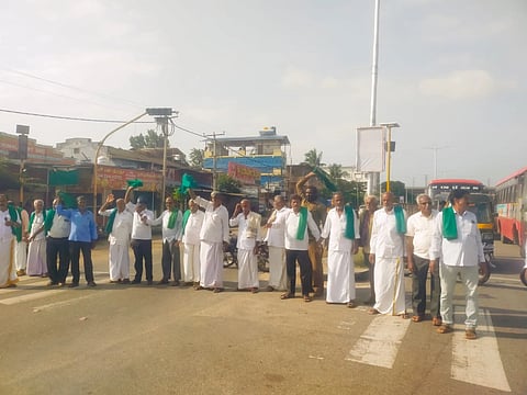 ಮದ್ದೂರು ನಗರದ ಹೊಸ ಕೊಪ್ಪ ಸರ್ಕಲ್ ಬಳಿ ಬೆಂಗಳೂರು ಮೈಸೂರು ಹೆದ್ದಾರಿಯಲ್ಲಿ ರಾಜ್ಯ ರೈತ ಸಂಘ (ಮೂಲ ಬಣದ)ಕಾರ್ಯಕರ್ತರು ಪ್ರತಿಭಟನೆ ನಡೆಸಿದರು. ಎಚ್.ಎಸ್.ಪ್ರಭುಲಿಂಗು, ಸೊ.ಶಿ.ಪ್ರಕಾಶ್, ಅಣ್ಣೂರು ಮಹೇಂದ್ರ, ಜಗಣ್ಣ, ರಾಮಸ್ವಾಮಿ, ರಾಮಲಿಂಗೇಗೌಡ ಇದ್ದರು.