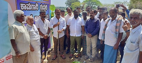 ಮದ್ದೂರು ತಾಲೂಕಿನ ಸೋಮನಹಳ್ಳಿ ಗ್ರಾಮದ ಕೆರೆ ಸೌಂದರೀಕರಣ ಕಾಮಗಾರಿಗೆ ಶಾಸಕ ಕೆ.ಎಂ.ಉದಯ್ ಭೂಮಿ ಪೂಜೆ ಮಾಡಿದರು. ಸಿ.ಟಿ.ಶಂಕರ್, ಹರೀಶ್‌ಬಾಬು, ಎಸ್.ಎಚ್.ರಾಜೇಂದ್ರ, ಪ್ರೀತಂ, ಸಿದ್ದರಾಜು, ಚಿಕ್ಕೇಗೌಡ, ರವಿ ಇದ್ದರು.