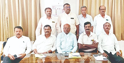ಮದ್ದೂರು ನಗರದ ಮದ್ದೂರು ಕ್ರೀಡಾ ಬಳಗದ ನಡೆದ ಸಭೆಯಲ್ಲಿ ಮದ್ದೂರು ಕ್ರೀಡಾ ಬಳಗದ ಕಾರ್ಯದರ್ಶಿ ಪ್ರೊ.ಬಿ.ಎಸ್.ಬೋರೇಗೌಡ ಮಾತನಾಡಿದರು. ರಾಮಕೃಷ್ಣೇ ಗೌಡ, ಎಂ.ಬಿ.ಯೋಗ, ಸಿದ್ದಯ್ಯ, ಕೆ.ಶಿವಕುಮಾರ್, ಎಸ್.ಬಿ.ನಾಗರಾಜು, ಟಿ.ಎನ್.ಶಿವಲಿಂಗೇಗೌಡ, ಕೆಂಗಲ್‌ಗೌಡ ಇದ್ದರು.