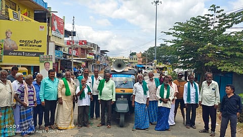 ತಮಿಳುನಾಡಿಗೆ ನೀರು ಹರಿಸುವಂತೆ ಆದೇಶ ಮಾಡಿರುವ ಸಿಡಬ್ಲ್ಯುಆರ್‌ಸಿ ಆದೇಶ ಖಂಡಿಸಿ ರೈತ ಸಂಘದ ವತಿಯಿಂದ ಕೊಪ್ಪದಲ್ಲಿ ವಾಹನಗಳ ಸಂಚಾರ ತಡೆದು ಪ್ರತಿಭಟನೆ ಮಾಡಲಾಯಿತು. ಕೀಳಘಟ್ಟ ನಂಜುಂಡಯ್ಯ, ಅರಗಿನಮೆಳೆ ರಾಮೇಗೌಡ, ಉಮೇಶ್, ತಿಮ್ಮೇಶ್, ಶಿವರಾಮು, ಲಿಂಗರಾಜು, ಚನ್ನೇಗೌಡ, ಮಂಜು, ಜಗ್ಗ ಸೇರಿದಂತೆ ಇತರರು ಇದ್ದರು.