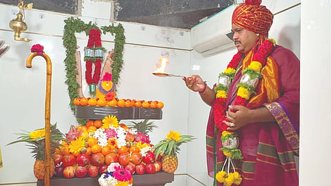 ಯಲ್ಲಾಲಿಂಗ ಮಹಾಪ್ರಭುಗಳ ಕರ್ತೃ ಗದ್ದುಗೆಗೆ ಡಾ.ಮುರುಘರಾಜೇಂದ್ರ ಸ್ವಾಮೀಜಿ ವಿಶೇಷ ಪೂಜೆ ಸಲ್ಲಿಸಿದರು.