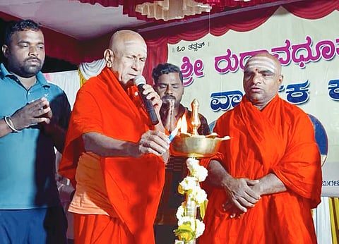 ಅಂಕಲಿ ಗ್ರಾಮದಲ್ಲಿ ಹಮ್ಮಿಕೊಂಡಿದ್ದ ಶ್ರೀ ರುದ್ರಾವಧೂತ ಮಠದ ವಾರ್ಷಿಕ ಕಾರ್ಯಕ್ರಮವನ್ನು ಜಮಖಂಡಿಯ ಸಹಜಾನಂದ ಸ್ವಾಮೀಜಿ ಉದ್ಘಾಟಿಸಿದರು. ಕೃಷ್ಣಾನಂದ ಅವಧೂತರು ಇತರರು ಪಾಲ್ಗೊಂಡಿದ್ದರು.