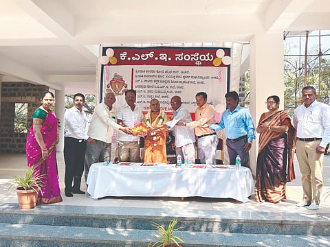 ಅಂಕಲಿ ಗ್ರಾಮದ ಕೆಎಲ್‌ಇ ಅಂಗ ಸಂಸ್ಥೆಯಲ್ಲಿ ಹಮ್ಮಿಕೊಂಡಿದ್ದ ಸಂಸ್ಥೆಯ ಸಂಸ್ಥಾಪನಾ ದಿನದ ಕಾರ್ಯಕ್ರಮದಲ್ಲಿ ಶ್ರದ್ಧಾನಂದ ಸ್ವಾಮೀಜಿ ಅವರನ್ನು ಸನ್ಮಾನಿಸಲಾಯಿತು. ಸುರೇಶ ಪಾಟೀಲ ಇತರರಿದ್ದರು.