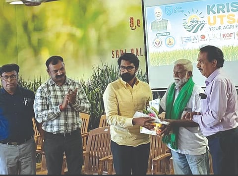 ನಿಪ್ಪಾಣಿಯ ಹಾಲಸಿದ್ಧನಾಥ ಸಹಕಾರ ಸಕ್ಕರೆ ಕಾರ್ಖಾನೆಯಲ್ಲಿ ಹಮ್ಮಿಕೊಂಡಿದ್ದ ಕೃಷಿ ಉತ್ಸವದಲ್ಲಿ ಕಬ್ಬು ಬೆಳೆ ಕೃಷಿ ಕುರಿತಾದ ಉಪನ್ಯಾಸ ಕಾರ್ಯಕ್ರಮದಲ್ಲಿ ಸುರೇಶ ದೇಸಾಯಿ ಅವರನ್ನು ಬಸವಪ್ರಸಾದ ಜೊಲ್ಲೆ ಸನ್ಮಾನಿಸಿದರು.