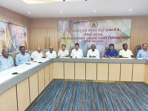 ನಿಪ್ಪಾಣಿ ಹಾಲಸಿದ್ಧನಾಥ ಸಹಕಾರ ಸಕ್ಕರೆ ಕಾರ್ಖಾನೆ ಸಭಾಭವನದಲ್ಲಿ ಆಯೋಜಿಸಿದ್ದ ಸುದ್ದಿಗೋಷ್ಠಿಯಲ್ಲಿ ಅಧ್ಯಕ್ಷ ಮಲಗೊಂಡ ಪಾಟೀಲ ಮಾತನಾಡಿದರು. ಪವನಕುಮಾರ ಪಾಟೀಲ, ಅವಿನಾಶ ಪಾಟೀಲ, ರಾಮಗೊಂಡ ಪಾಟೀಲ ಇತರರಿದ್ದರು.