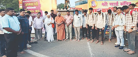 ದೆಹಲಿಯ ಕಾರು ಬಾಂಬ್ ಸೋಟ ಖಂಡಿಸಿ ನಿಪ್ಪಾಣಿಯಲ್ಲಿ ಪ್ರತಿಭಟಿಸಲಾಯಿತು. ಪ್ರಾಣಲಿಂಗ ಸ್ವಾಮೀಜಿ, ನರ್ಮದಾತಾಯಿ, ಸಾಗರ ಶ್ರೀಖಂಡೆ ಇತರರು ಇದ್ದರು.