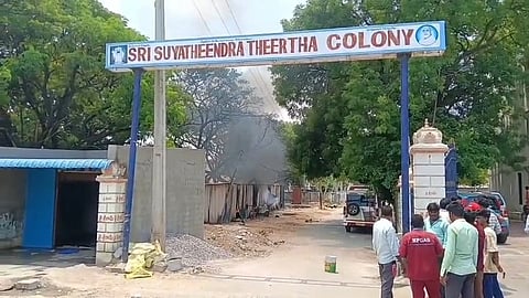 ಮಂತ್ರಾಲಯದ ರಾಯರ ಮಠದ ಶ್ರೀ ಸುಯತೀಂದ್ರ ತೀರ್ಥ ಕಾಲೋನಿಯಲ್ಲಿ ಮಂಗಳವಾರ ಕಾರ್ಮಿಕರ ಶೆಡ್‌ನಲ್ಲಿ ಆಕಸ್ಮಿಕ ಬೆಂಕಿಯಿಂದ ಸಿಲಿಂಡರ್ ಸ್ಫೋಟಗೊಂಡಿರುವುದು.