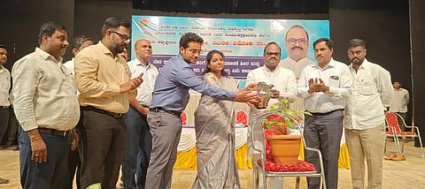 ರಾಯಚೂರಿನ  ಐತಿಹಾಸಿಕ ಮಾವಿನಕೆರೆ ಪ್ರದೇಶಕ್ಕೆ ಜಿಲ್ಲಾಧಿಕಾರಿ ಪೂವಿತಾ ಎಸ್. ಬುಧುವಾರ ಭೇಟಿ ನೀಡಿ ಪರಿಶೀಲಿಸಿದರು. ಮಹಾನಗರ ಪಾಲಿಕೆಯ ಆಯುಕ್ತ ಜುಬಿನ್ ಮಹೋಪಾತ್ರ , ಕೆರೆ ಅಭಿವೃದ್ಧಿ ಮತ್ತು ಸಂರಕ್ಷಣಾಧಿಕಾರಿ ಆನಂದ ರೆಡ್ಡಿ, ಕೆರೆ ಇಂಜಿನಿಯರ್ ಬಸವರಾಜ ಇದ್ದರು.