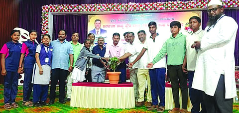  ರಾಮದುರ್ಗ ಪಟ್ಟಣದಲ್ಲಿ ಎಸ್ಸೆಸ್ಸೆಲ್ಸಿ ವಿದ್ಯಾರ್ಥಿಗಳಿಗೆ ಏರ್ಪಡಿಸಿದ್ದ ಪ್ರೇರಣಾ ತರಬೇತಿ ಕಾರ್ಯಾಗಾರವನ್ನು ಗಣ್ಯರು ಉದ್ಘಾಟಿಸಿದರು. ರಮೇಶ ಬಲ್ಲಿದ, ಎಸ್.ಆರ್.ಕಾಂಬಳೆ, ಹನುಮಂತರಾಯ ಬಿರಾದಾರ ಇತರರಿದ್ದರು.
