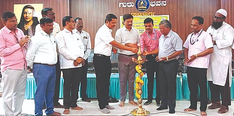 ರಾಮದುರ್ಗದಲ್ಲಿ ಏರ್ಪಡಿಸಿದ್ದ ಎಸ್‌ಎಸ್‌ಲ್‌ಸಿ ವಾರ್ಷಿಕ ಪರೀಕ್ಷೆ ಪೂರ್ವ ಸಿದ್ಧತಾ ಸಮನ್ವಯ ಸಮಿತಿ ಸಭೆಯನ್ನು  ಪ್ರಕಾಶ ಹೊಳೆಪ್ಪಗೋಳ ಉದ್ಘಾಟಿಸಿದರು. ಬಸವರಾಜ ಐನಾಪುರ, ಸುರೇಂದ್ರ ಕಾಂಬಳೆ,  ಶಿವಪ್ರಕಾಶ ಕರಡಿ ಇತರರು ಇದ್ದರು.