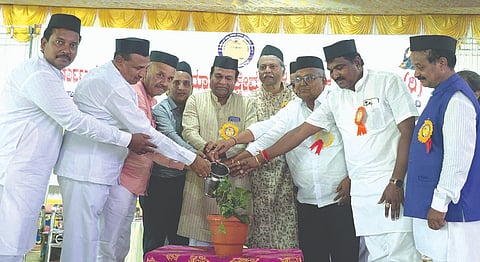 ರಾಮದುರ್ಗದ ಬಸವ ಗಾರ್ಡನ್​ನಲ್ಲಿ ಹಮ್ಮಿಕೊಂಡಿದ್ದ ಬಸವಶ್ರೀ ಪ್ರತಿಭಾ ಪುರಸ್ಕಾರ ಸಮಾರಂಭವನ್ನು ಗಣ್ಯರು ಉದ್ಘಾಟಿಸಿದರು. ಮಲ್ಲಿಕಾರ್ಜುನ ರೂಢಗಿ, ಡಾ.ಮತ್ಯುಂಜಯ ಶೆಟ್ಟರ, ಪ್ರದಿಪಕುಮಾರ ಪಟ್ಟಣ, ಮಲ್ಲಣ್ಣ ಯಾದವಾಡ, ಗಿರೀಶ ಉದೋಶಿ, ಶಶಿಧರ ಮಾಳವಾಡ, ಪ್ರಭಾ ಪುಟಾಣಿ ಇತರರಿದ್ದರು.