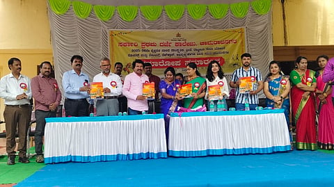 ಚಾಮರಾಜನಗರದ  ಸರ್ಕಾರಿ ಪ್ರಥಮ ದರ್ಜೆ ಕಾಲೇಜು ಆವರಣದಲ್ಲಿ ಬುಧವಾರ ಆಯೋಜಿಸಿದ್ದ 2025-26ನೇ ಸಾಲಿನ ಸಾಂಸ್ಕೃತಿಕ, ಕ್ರೀಡೆ, ರಾಷ್ಟ್ರೀಯ ಸೇವಾ ಯೋಜನೆ ರೋವರ್ಸ್ ಮತ್ತು ರೇಂಜರ್ಸ್, ರೆಡ್‌ಕ್ರಾಸ್, ಅಭಿವ್ಯಕ್ತಿ ಹಾಗೂ ವಿವಿಧ ಸಮಿತಿ ಚಟುವಟಿಕೆ ಸಮಾರೋಪ ಸಮಾರಂಭದಲ್ಲಿ ಹೊನ್ನುಡಿ ಸಂಚಿಕೆಯನ್ನು ಬಿಡುಗಡೆ ಮಾಡಲಾಯಿತು. ರವಿಕುಮಾರ್ ಕೋಮಾರನಪುರ,  ಎಚ್.ಎಲ್.ಚಂದ್ರಶೇಖರ್, ಲಹರಿ ಮಹೇಶ್, ಡಾ.ಆರ್.ಎಸ್.ಅಶ್ವಿನಿ, ಡಾ.ಮಂಜುನಾಥ್, ಎಂ.ಚಂದ್ರಕಲಾ, ಮಹಾದೇವಸ್ವಾಮಿ, ಡಾ.ಶಾಲಿನಿ ಇತರರಿದ್ದರು.