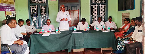  ಚಾಮರಾಜನಗರದ ಟಿಎಪಿಸಿಎಂಎಸ್ ಕಚೇರಿ ಸಭಾಂಗಣದಲ್ಲಿ ತಾಲೂಕು  ವ್ಯವಸಾಯೋತ್ಪನ್ನ  ಮಾರಾಟ ಸಹಕಾರ ಸಂಘದ  ಸರ್ವ ಸದಸ್ಯರ ವಾರ್ಷಿಕ ಸಭೆಯಲ್ಲಿ ಸಂಘದ ಅಧ್ಯಕ್ಷ ಎಚ್.ಎಂ.ಬಸವಣ್ಣ ( ಹೊಸೂರು ಸುಂದ್ರಪ್ಪ) ಮಾತನಾಡಿದರು.  ಅಂಕಯ್ಯ, ಎಚ್.ಎಂ.ಮಹದೇವಪ್ರಭು, ಎಲ್.ಶಿವಕುಮಾರ್, ಎಚ್.ಎಲ್.ರಾಜೇಶ್, ಕೆ.ಎಂ.ರೂಪೇಶ್, ಶಿವಕುಮಾರ್ ಇತರರು ಇದ್ದರು.
