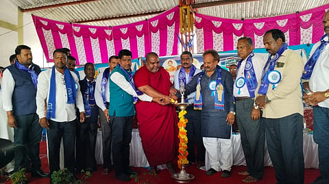  ಚಾಮರಾಜನಗರದ ಕೆಎಸ್‌ಆರ್‌ಟಿಸಿ ಬಸ್ ಘಟಕದಲ್ಲಿ ಬುಧವಾರ ಆಯೋಜಿಸಿದ್ದ ಬುದ್ಧ, ಬಸವ ಮತ್ತು ಡಾ.ಬಿ.ಆರ್.ಅಂಬೇಡ್ಕರ್ ಅವರ ಜಯಂತಿ ಕಾರ್ಯಕ್ರಮವನ್ನು ಮೈಸೂರು ಮಹಾರಾಜ ಕಾಲೇಜಿನ ಸಹಾಯಕ ಪ್ರಾಧ್ಯಾಪಕ ಡಾ.ಬಿಪಿನ್ ನಾಗರಾಜ್, ತಿ.ನರಸೀಪುರ ನಳಂದ ಬುದ್ಧ ವಿಹಾರದ ಬೋಧಿರತ್ನ ಭಂತೇಜಿ ಮತ್ತಿತರರು ಉದ್ಘಾಟಿಸಿದರು. ಎಸ್.ಪಿ.ನಾಗರಾಜು, ಗೌರಾಂಬ, ಎಸ್.ಬಸವರಾಜು ಇತರರಿದ್ದರು.