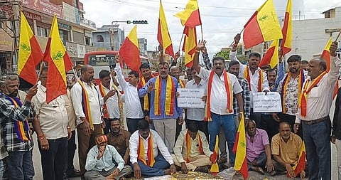  ಚಾಮರಾಜನಗರದ ಶ್ರೀಭುವನೇಶ್ವರಿ ವೃತ್ತದಲ್ಲಿ ಕರ್ನಾಟಕ ಬಂದ್ ಹಿನ್ನೆಲೆಯಲ್ಲಿ ವಿವಿಧ ಕನ್ನಡ ಪರ ಸಂಘಟನೆಗಳು ಗುರುವಾರ ಪ್ರತಿಭಟನೆ ನಡೆಸಿದವು. ಹೋರಾಟಗಾರರಾದ ಚಾ.ರಂ.ಶ್ರೀನಿವಾಸ ಗೌಡ, ರಾಜು, ನಿಜಧ್ವನಿ ಗೋವಿಂದರಾಜು, ಲೋಕೇಶ್, ಲಿಂಗರಾಜು, ಮಹದೇವನಾಯಕ ಇತರರು ಹಾಜರಿದ್ದರು.