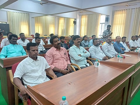 ಚಾಮರಾಜನಗರದ ಜಿಲ್ಲಾಡಳಿತ ಭವನದಲ್ಲಿರುವ ಕೆಡಿಪಿ ಸಭಾಂಗಣದಲ್ಲಿ ಕರ್ನಾಟಕ ಕ್ರೀಡಾ ಪ್ರಾಧಿಕಾರದ ಉಪಾಧ್ಯಕ್ಷ ಸಿ.ಎಸ್. ಅರುಣ್ ಮಾಚಯ್ಯ ಅಧ್ಯಕ್ಷತೆಯಲ್ಲಿ ಜಿಲ್ಲಾ ಕ್ರೀಡಾ ಸಂಸ್ಥೆಗಳ ಅಧ್ಯಕ್ಷರು ಹಾಗೂ ಪದಾಧಿಕಾರಿಗಳೊಂದಿಗೆ ಬುಧವಾರ ಸಮಾಲೋಚನೆ ಸಭೆ ನಡೆಯಿತು. ಯುವ ಸಬಲೀಕರಣ ಮತ್ತು ಕ್ರೀಡಾ ಇಲಾಖೆಯ ಪ್ರಭಾರ ಸಹಾಯಕಿ ನಿರ್ದೇಶಕ ಎಚ್.ಎಸ್. ಬಿಂದ್ಯಾ ಇದ್ದರು. 