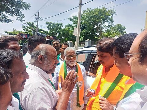 ಚಾಮರಾಜನಗರದ ಜೆಎಸ್‌ಎಸ್ ಆಸ್ಪತ್ರೆ ರಸ್ತೆಯಲ್ಲಿ ವಿಪಕ್ಷ ನಾಯಕ ಆರ್.ಅಶೋಕ್ ಅವರನ್ನು ರಾಜ್ಯ ಕಬ್ಬು ಬೆಳೆಗಾರರ ಸಂಘದ ಮುಖಂಡರು ಭೇಟಿ ಮಾಡಿ ಮಾತನಾಡಿದರು. ಬಿಜೆಪಿ ರಾಜ್ಯ ಉಪಾಧ್ಯಕ್ಷ ಎನ್.ಮಹೇಶ್, ರೈತ ಸಂಘದ ಅಧ್ಯಕ್ಷ ಹಳ್ಳಿಕೆರೆಹುಂಡಿ ಭಾಗ್ಯರಾಜ್ ಮತ್ತು ಇತರರು ಇದ್ದರು.