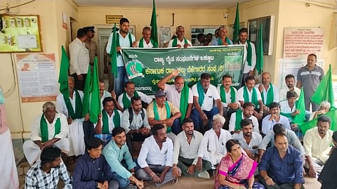  ಚಾಮರಾಜನಗರದ ಬಿಆರ್‌ಟಿ ಹುಲಿ ಸಂರಕ್ಷಿತಾರಣ್ಯ ಪ್ರದೇಶದ ಕಚೇರಿ ಮುಂಭಾಗ ಸೋಮವಾರ ರಾಜ್ಯ ಕಬ್ಬು ಬೆಳೆಗಾರರ ಸಂಘದ ವತಿಯಿಂದ ಪ್ರತಿಭಟನೆ ಮಾಡಲಾಯಿತು. ಸಂಘದ ಅಧ್ಯಕ್ಷ ಹಳ್ಳಿಕೆರೆಹುಂಡಿ ಭಾಗ್ಯರಾಜ್, ಹಾಲಿನ ನಾಗರಾಜು, ಮಲೆಯೂರು ಮಹೇಂದ್ರ, ಅಂಗಡಿ ಸತೀಶ್, ಶ್ಯಾನಡ್ರಳ್ಳಿ ಬಸವರಾಜು, ಮುಕ್ಕಡಹಳ್ಳಿ ರಾಜು, ಸಿದ್ದರಾಜು ಇತರರು ಭಾಗವಹಿಸಿದ್ದರು.
