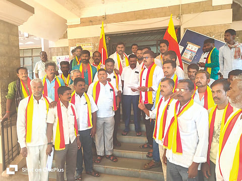 ಸವದತ್ತಿ ಗ್ರೇಡ್​&2 ತಹಸೀಲ್ದಾರ್​ ಎಂ.ಎನ್​.ಮಠದ ಅವರಿಗೆ ಕರ್ನಾಟಕ ರಣಾ ವೇದಿಕೆ ಸವದತ್ತಿ ತಾಲೂಕು ಟಕ ದಿಂದ ಮನವಿ ಸಲ್ಲಿಸಲಾಯಿತು. ಗಂಗಪ್ಪ ಇನಾಮತಿ, ಪ್ರಕಾಶ ಕಪಲಿ, ಮಲ್ಲಿಕಾರ್ಜುನ ಬಿಳಗಿ, ಸವದತ್ತಿ, ಹಡಗಲಿ, ಅಸುಂಡಿ, ಕರೀಕಟ್ಟಿ, ಯಡಳ್ಳಿ ಪದಾಧಿಕಾರಿಗಳು ಪಾಲ್ಗೊಂಡಿದ್ದರು.