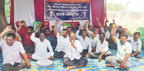 ಸಿಂಧನೂರಿನ ತೋಟಗಾರಿಕೆ ಇಲಾಖೆ ಕಚೇರಿ ಮುಂದೆ ಬೀದಿಬದಿ ವ್ಯಾಪಾರಗಳ ಹೋರಾಟ ಸಮಿತಿ ಸೋಮವಾರ  ಧರಣಿ ನಡೆಸಿತು. ಸಮಿತಿ ಸಂಚಾಲಕರಾದ ಡಿ.ಎಚ್.ಪೂಜಾರ, ರಮೇಶ ಪಾಟೀಲ್, ಕಾಸಿಂಸಾಬ್, ಶಾಮೀದ್‌ಸಾಬ್ ಇತರರಿದ್ದರು.