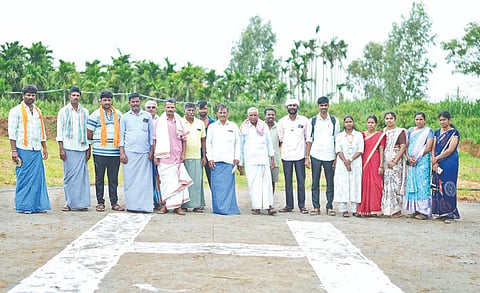 ಸ್ವಾತಂತ್ರ್ಯ ದಿನಾಚರಣೆ ಪ್ರಯುಕ್ತ ಕಡೇನಂದಿಹಳ್ಳಿ ಗ್ರಾಮದಲ್ಲಿ ವಿದ್ಯಾರ್ಥಿಗಳ ಹೆಲಿಕಾಪ್ಟರ್​ ಪಯಣಕ್ಕೆ ಸಜ್ಜುಗೊಳ್ಳುತ್ತಿರುವ ಹ್ಯಾಲಿಪ್ಯಾಡ್​ ವೀಸುತ್ತಿರುವ ಜನತೆ.