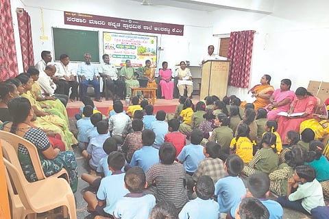 ಆಲದಕಟ್ಟಿ ಕೆಎಂ ಗ್ರಾಮದ ಸರ್ಕಾರಿ ಮಾದರಿ ಪ್ರಾಥಮಿಕ ಕನ್ನಡ ಶಾಲೆಯಲ್ಲಿ ಹಮ್ಮಿಕೊಂಡಿದ್ದ ಮಕ್ಕಳ ಗ್ರಾಮಸಭೆಯನ್ನು ಗಣ್ಯರು ಉದ್ಘಾಟಿಸಿದರು. ಎಚ್.ಕೆ.ಚೌರಡ್ಡಿ, ಸೋಮಪ್ಪ ತಲ್ಲೂರ, ಎಚ್.ಬಿ.ಜಮಾದಾರ, ರಾಮಪ್ಪ ಮಾಳಗಿ, ಕಿರಣ ಭೋವಿ ಇತರರಿದ್ದರು.
