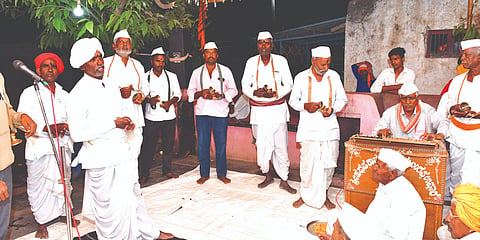 ತಲ್ಲೂರ ಗ್ರಾಮದ ವಿಠ್ಠಲ ರುಕ್ಮಿಣಿ ಜಾತ್ರಾ ಮಹೋತ್ಸವದ ನಿಮಿತ್ತ ಹಮ್ಮಿಕೊಂಡಿದ್ದ ಪ್ರವಚನ ಕಾರ್ಯಕ್ರಮದಲ್ಲಿ ಮಾರುತಿ ಮಹಾರಾಜರು ಆಶೀರ್ವಚನ ನೀಡಿದರು. ಗೋವಿಂದ ಮಹಾರಾಜರು, ಕೀರಪ್ಪ  ಮಹಾರಾಜರು, ಪರಶುರಾಮ ಜಾಧವ ಇತರರಿದ್ದರು.