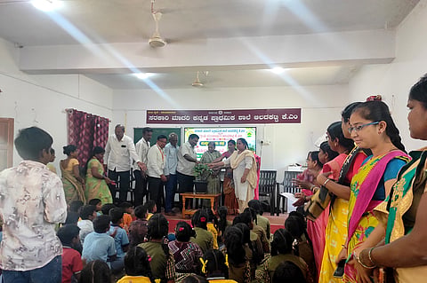 ಆಲದಕಟ್ಟಿ ಕೆಎಂ ಗ್ರಾಮದ ಸರ್ಕಾರಿ ಮಾದರಿ ಪ್ರಾಥಮಿಕ ಕನ್ನಡ ಶಾಲೆಯಲ್ಲಿ ಹಮ್ಮಿಕೊಂಡಿದ್ದ ಮಕ್ಕಳ ಗ್ರಾಮಸಭೆಯನ್ನು ಗಣ್ಯರು ಉದ್ಘಾಟಿಸಿದರು. ಎಚ್.ಕೆ.ಚೌರಡ್ಡಿ, ಸೋಮಪ್ಪ ತಲ್ಲೂರ, ಎಚ್.ಬಿ.ಜಮಾದಾರ, ರಾಮಪ್ಪ ಮಾಳಗಿ, ಕಿರಣ ಭೋವಿ ಇತರರಿದ್ದರು.