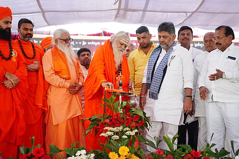 ತುಮಕೂರು ಜಿಲ್ಲೆಯ ನೊಣವಿನಕೆರೆ ಸೋಮೇಕಟ್ಟೆ ಶ್ರೀಕಾಡ ಸಿದ್ದೇಶ್ವರ ಮಠದ ಅಜ್ಜಯ್ಯನ ಜಾತ್ರಾ ಮಹೋತ್ಸವದಲ್ಲಿ ಡಿಸಿಎಂ ಡಿ.ಕೆ.ಶಿವಕುಮಾರ್