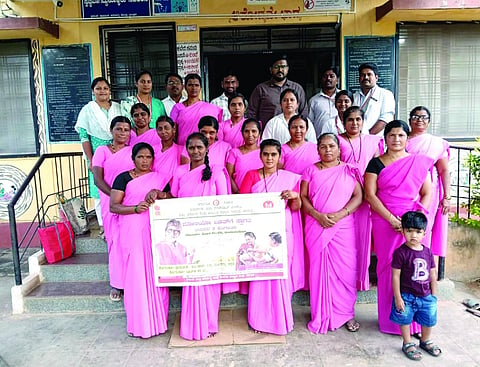 ತಲ್ಲೂರ ಗ್ರಾಮದ ಪ್ರಾಥಮಿಕ ಆರೋಗ್ಯ ಕೇಂದ್ರದಲ್ಲಿ ರಾಷ್ಟ್ರೀಯ ಪಲ್ಸ್ ಪೋಲಿಯೋ ಕಾರ್ಯಕ್ರಮದ ಪೂರ್ವಭಾವಿ ಸಭೆ ಜರುಗಿತು. ಡಾ.ನುಹಾ ತಾಸೇದ, ವೀರೇಶ ದೇಮಶೆಟ್ಟಿ, ವಸಂತ ಚವ್ಹಾಣ, ಸೀಮಾ ರಾಠೋಡ, ಗೀತಾ ಪೋಳ ಇತರರಿದ್ದರು.